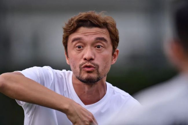 谢霆锋饰演的谛听，眼神冷峻，招式阴狠暴烈，手持双鞭扫出裂帛之声，每一击都掷地有声。