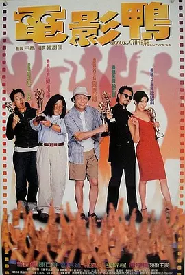 拿刷子刷美国女孩的脚底板心